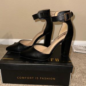Black point toe heels with ankle strap